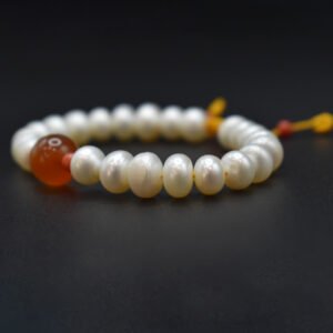 Мана толгойтой сувдан гарын эрхи