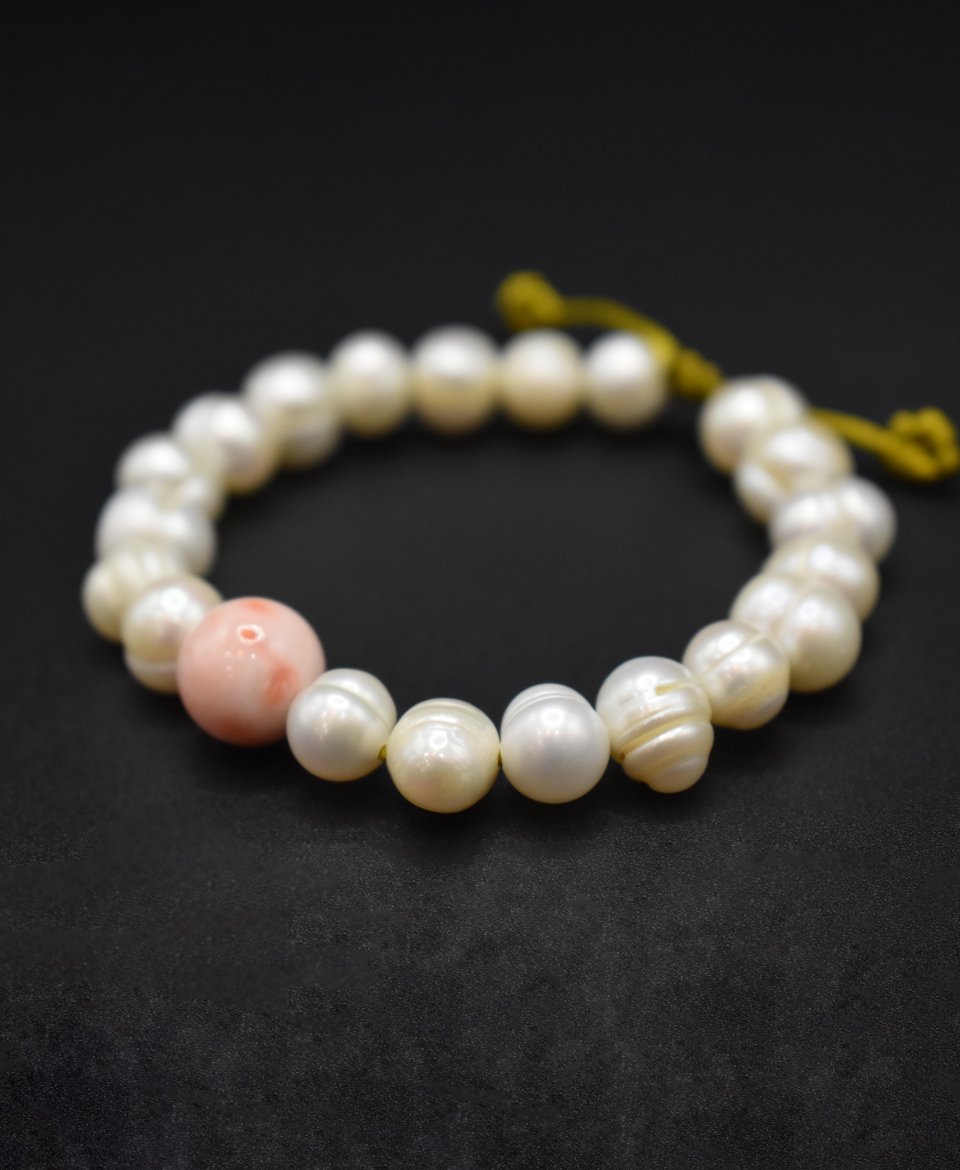 Ягаан шүрэн толгойтой Сувдан гарын эрхи