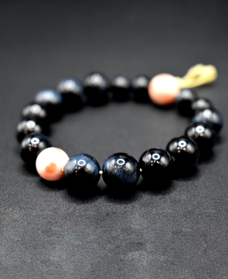 Ягаан шүрэн толгойтой Цэнхэр барын нүдэн гарын эрхи