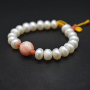 Ягаан,Улаан шүрэн толгойтой Сувдан гарын эрхи