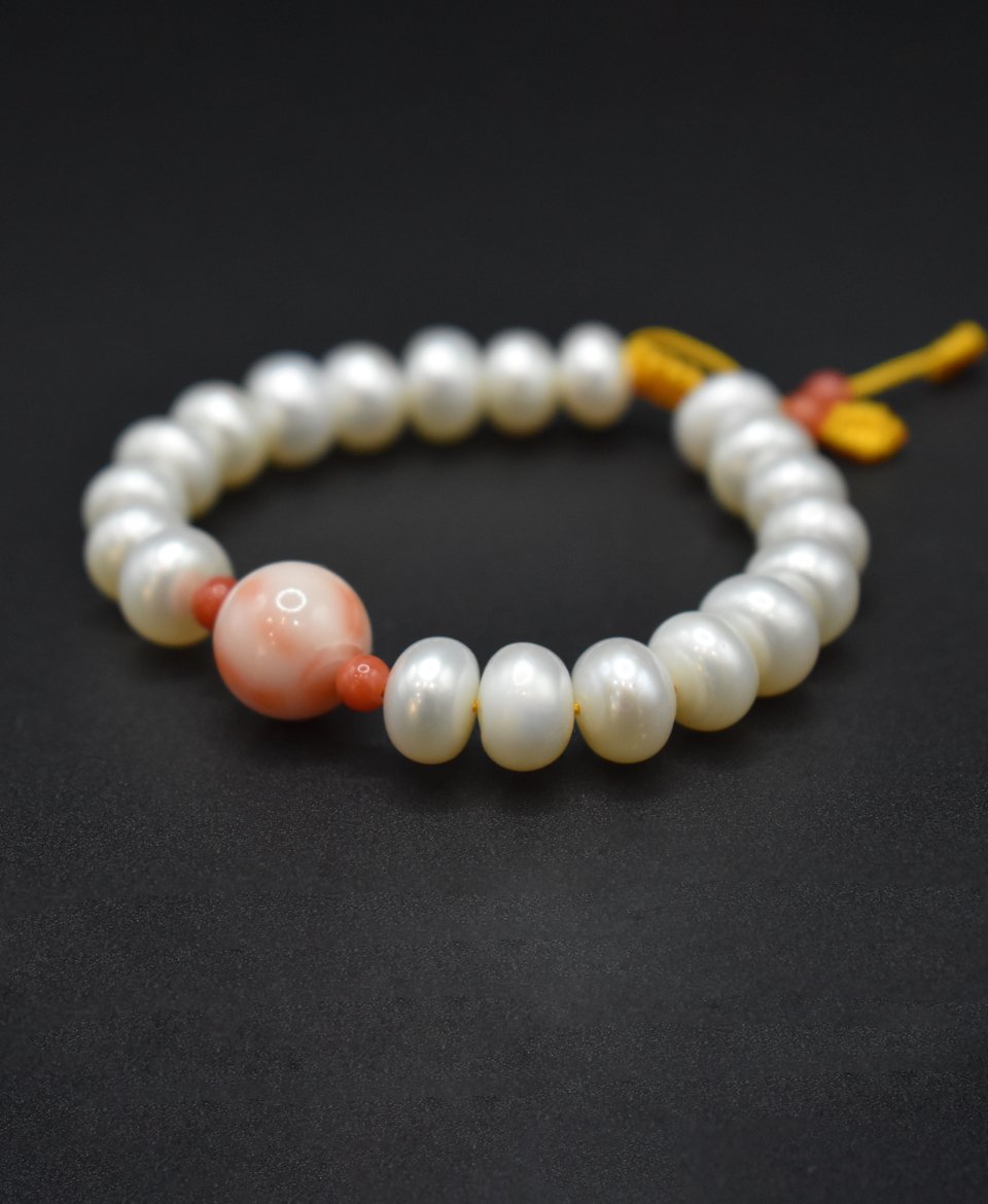 Ягаан,Улаан шүрэн толгойтой Сувдан гарын эрхи