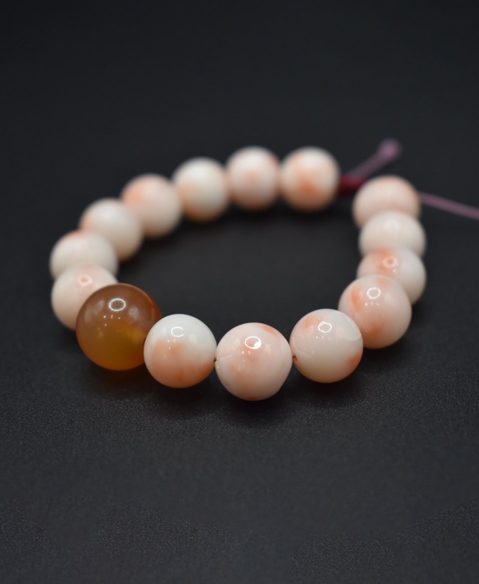 Мана толгойтой Ягаан шүрэн гарын эрхи