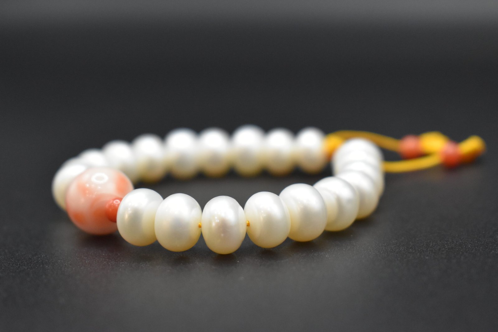 Ягаан,Улаан шүрэн толгойтой Сувдан гарын эрхи - Image 2